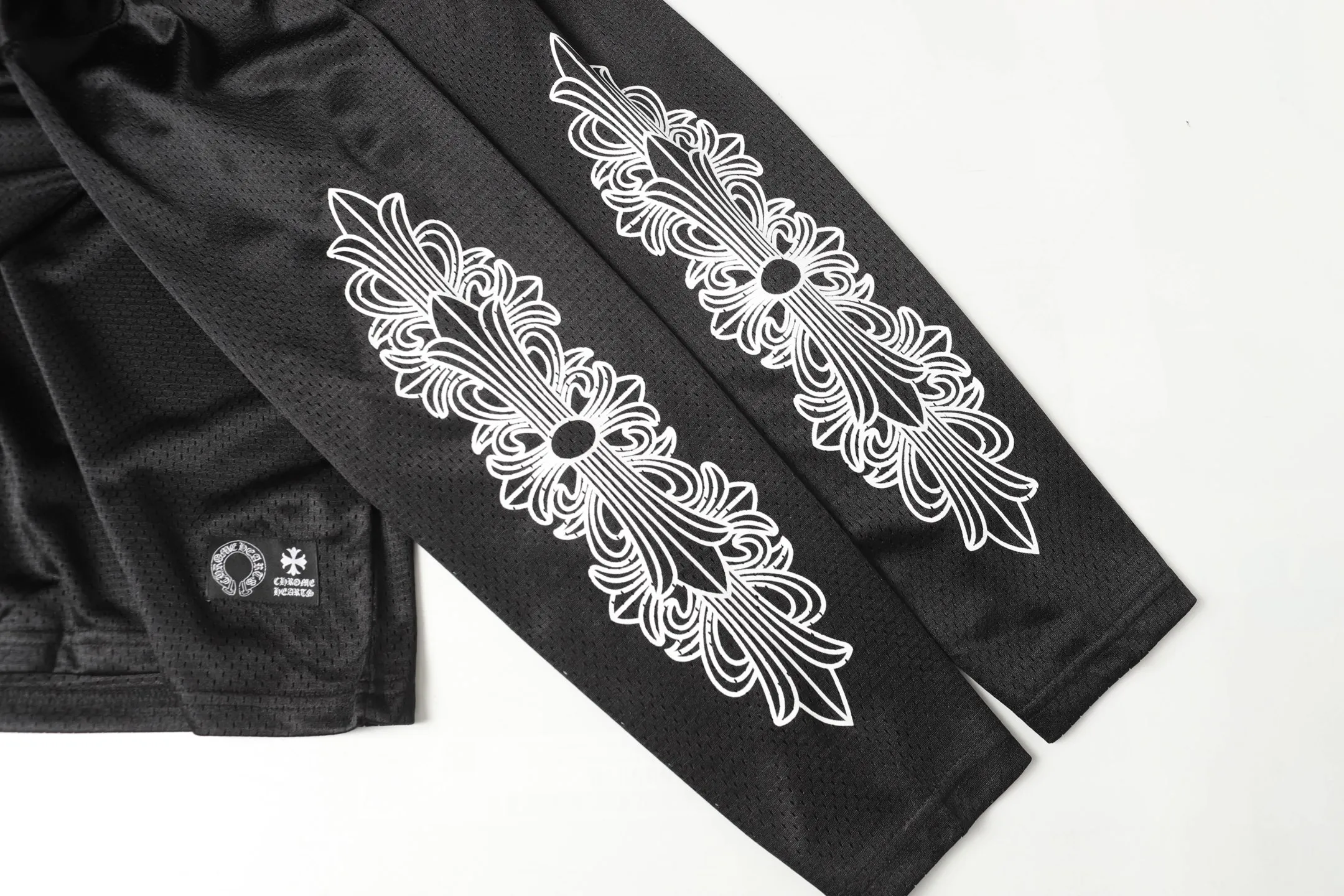 P190 Chrome Hearts CH Chrome Hearts popular Sanskrit printed mesh double-layer ice hockey jersey sports suit. Uses direct injection imported machine printing. All hardware and accessories are milled and customized. Correct configuration. Black 2025 Chrome Hearts authentic packaging. 280 grams of custom-dyed double yarn cotton. Large version. Loose and stylish. Different from lower versions. Slim and long version with upper body and hips. 100% commitment: top quality. Not fast food. The highest version on the market. Top quality - different from ordinary versions on the market. If you care about quality, you should also respect the price. Absolutely 0 after-sales service and 0 return rate so far. It’s hard not to love the style - 280g double yarn cotton custom dyed fabric - Correct high-density main mark, washed tag, hand-sewn